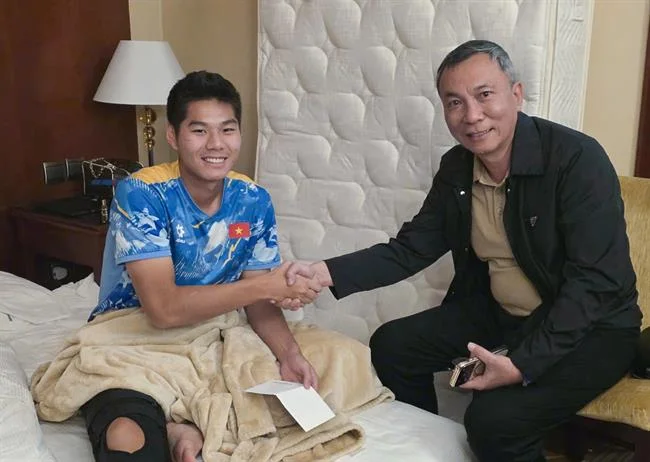 Sân tennis với vợt và bóng, có logo f18678 casino